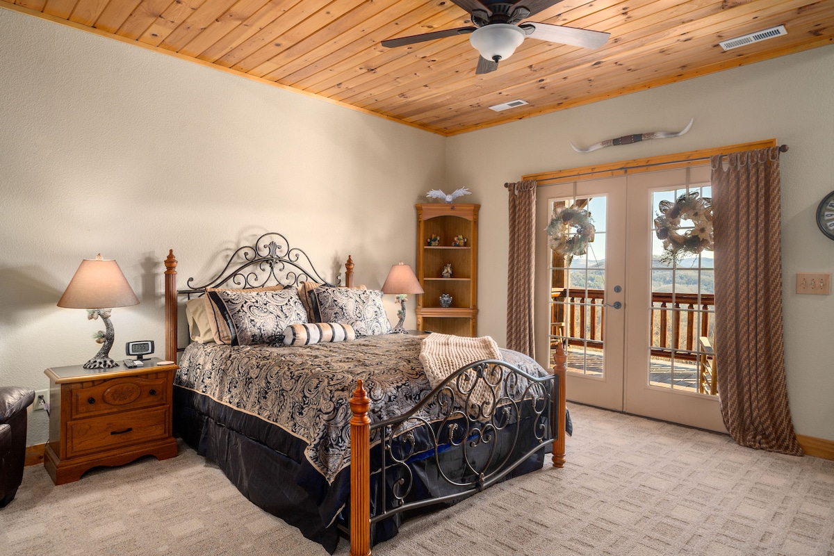 Chumba cha kulala cha Malkia wa Ngazi ya Chini kina ufikiaji wake wa kujitegemea wa sitaha ya chini, pamoja na bafu kamili. Kutiririsha SmartTV, pia.