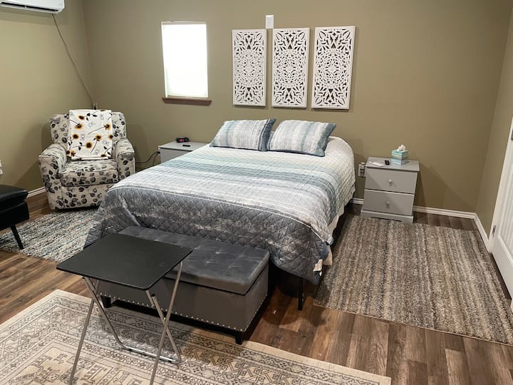 غرفة نوم مع منطقة عمل