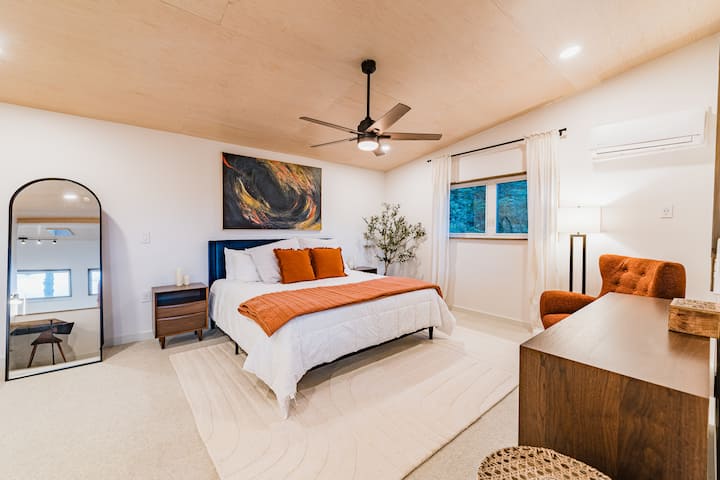 Master Suite Loft s bračnim krevetom, kutkom za čitanje i ormarom.