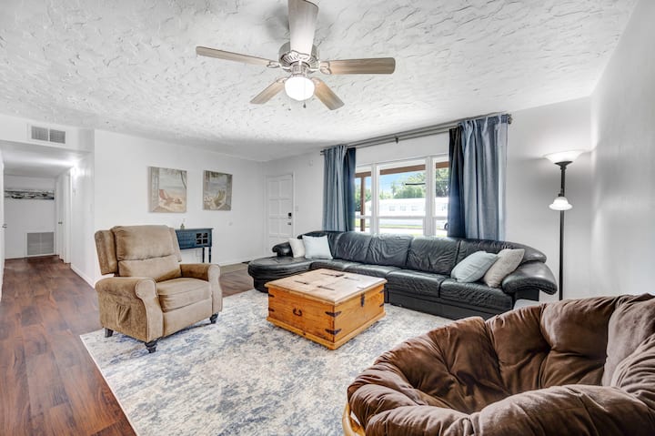 Private Retreat with Pool, Walk to River