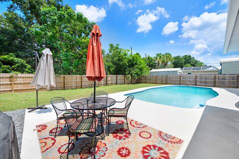 Private Retreat with Pool, Walk to River