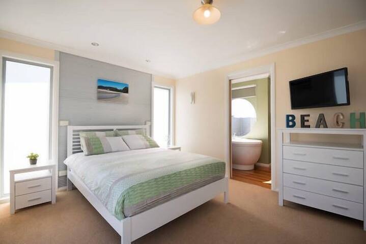 Wave crest Sisters Beach Absolute beach frontage. gallery image 4