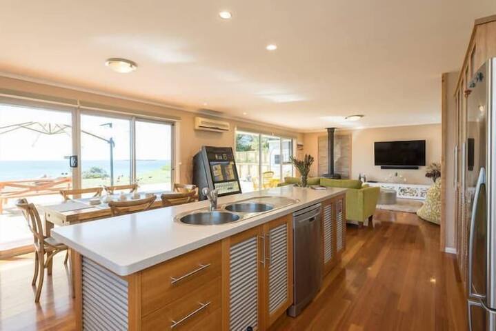 Wave crest Sisters Beach Absolute beach frontage. gallery image 3