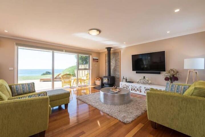 Wave crest Sisters Beach Absolute beach frontage. gallery image 5