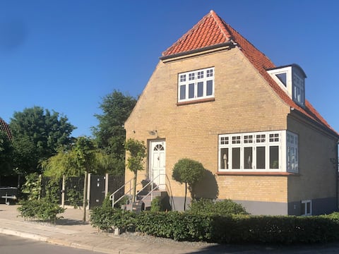Centrally located villa apartment with private entrance