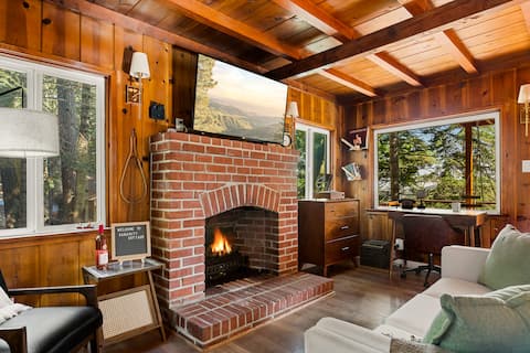 Romantic Cabin W/ Soaking Tub & Hot Tub