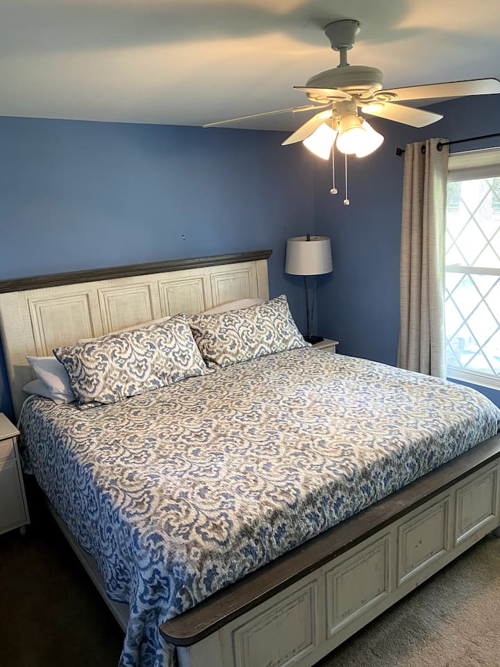 Chambre au premier étage - Profitez de la vue depuis la chambre des Maîtres.