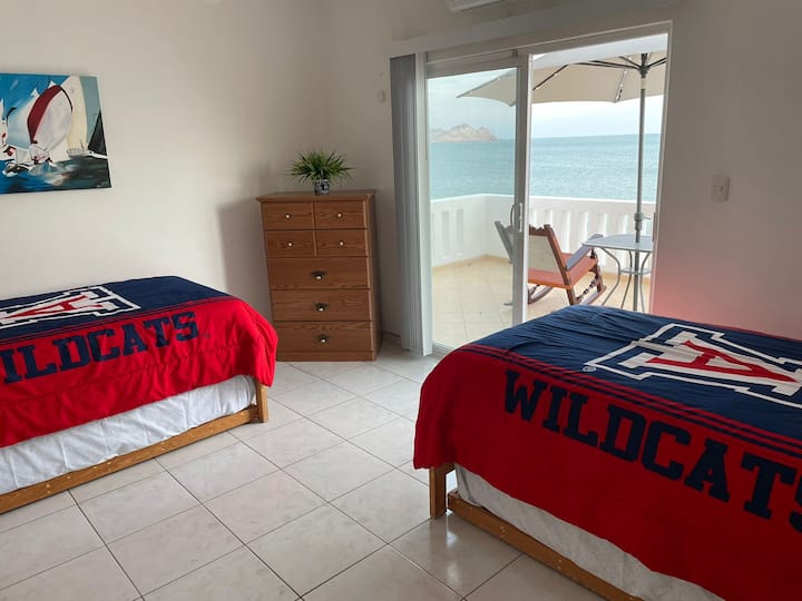 房间位于二楼，设有4张单人床，可通往露台。 