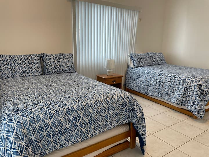 客房位于一楼，配有4张标准双人床，可供8人入住。 