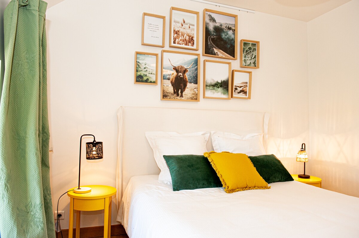 ห้องของโลร็องต์
เตียง 160 x190
หน้าต่างที่มีม่านบังแสง