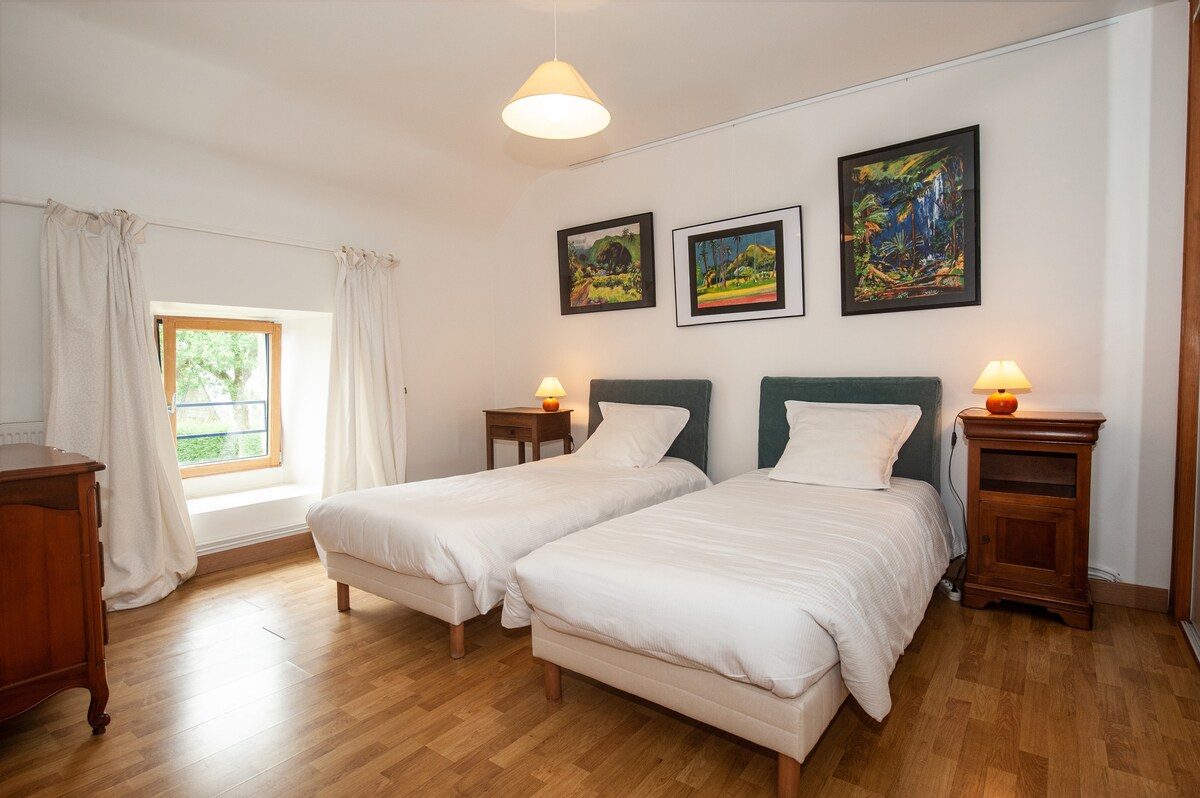 Chambre de Marguerite.
2 x 90 เตียง
หน้าต่างที่มีม่านบังแสง