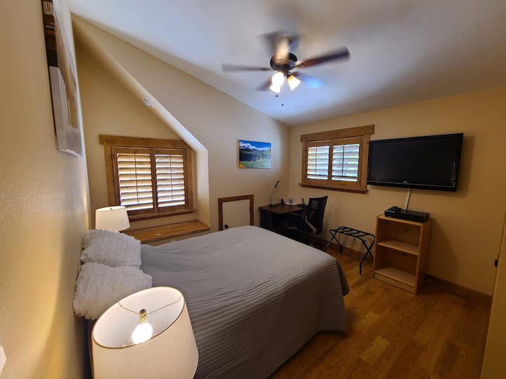 Camera da letto 3 con TV e postazione di lavoro.