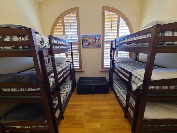 Camera da letto 2 con 2 letti a castello tripli e ottomano che si trasforma in un letto a due piazze.