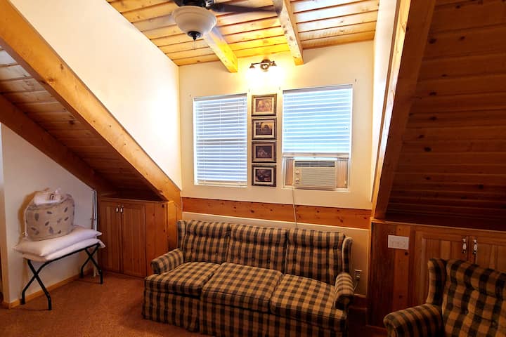 Divano letto nascosto al piano superiore di The Cozy Cabin.