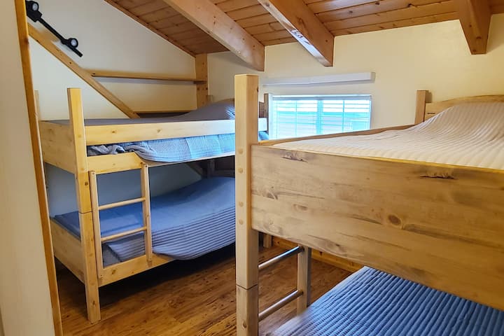 Camera da letto 5 con 2 set di letti a castello doppi.