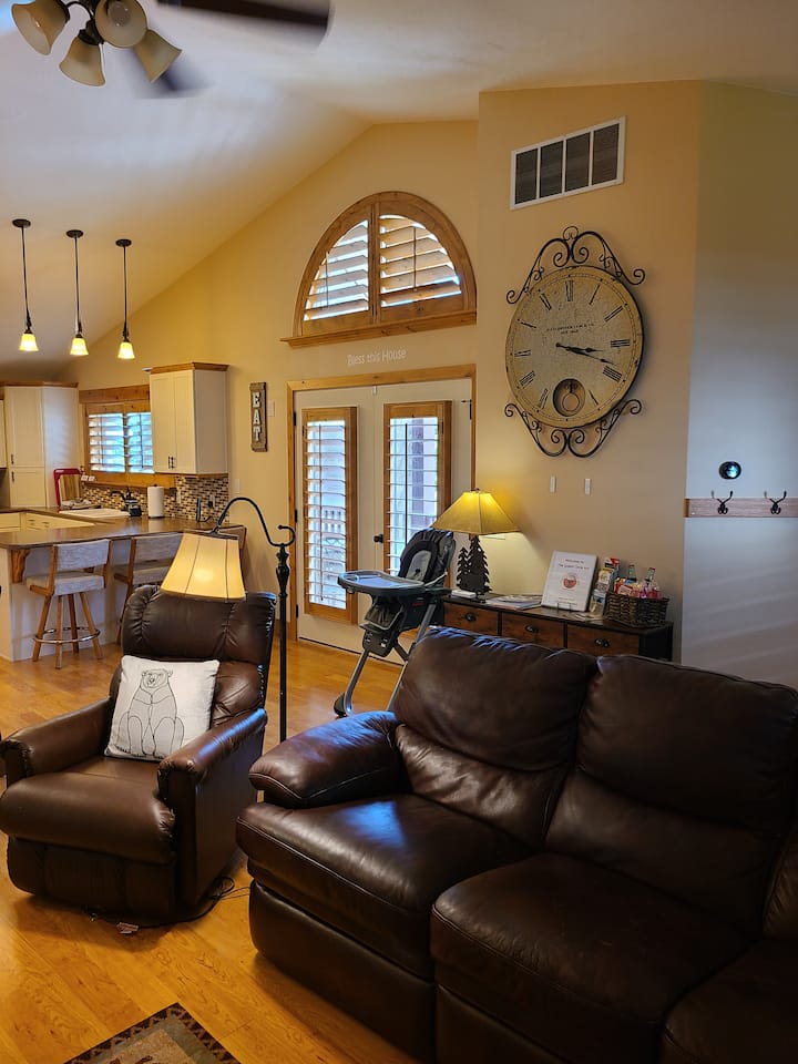 Poltrone reclinabili in pelle e parete est del Grand Circle Inn.