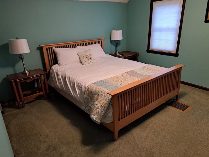 Bedroom 2 
Queen Bed
