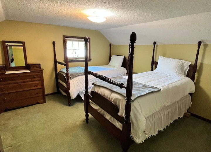 Bedroom 4
Two Twin Beds