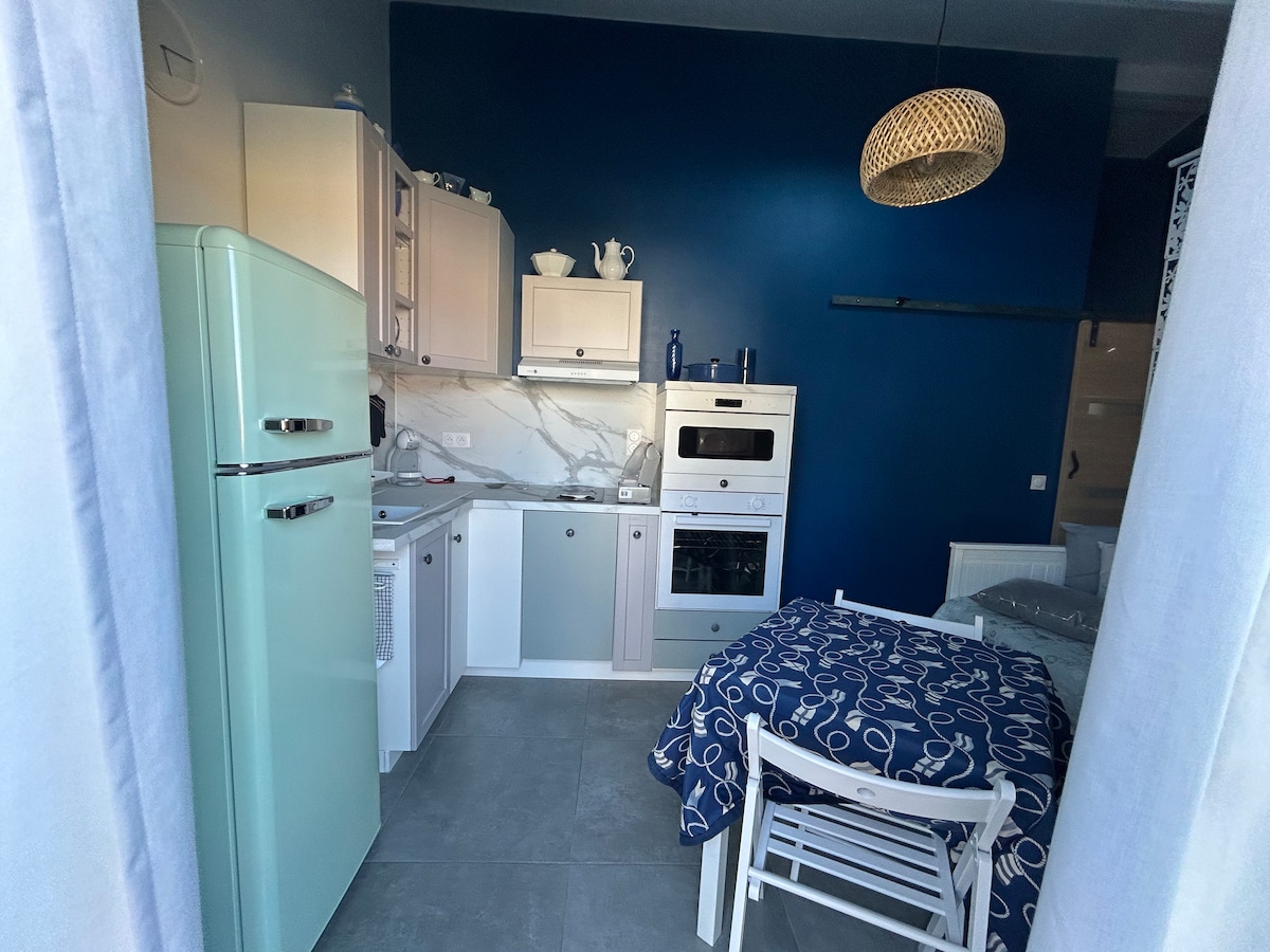Successful Airbnb property: Sea studio 1 double bed/1 extra bed in Hyères