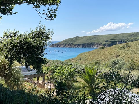 Small house facing the sea