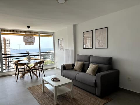 Propiedad de Airbnb exitosa: Loft Just Steps from the Beach in Benidorm - E en Benidorm
