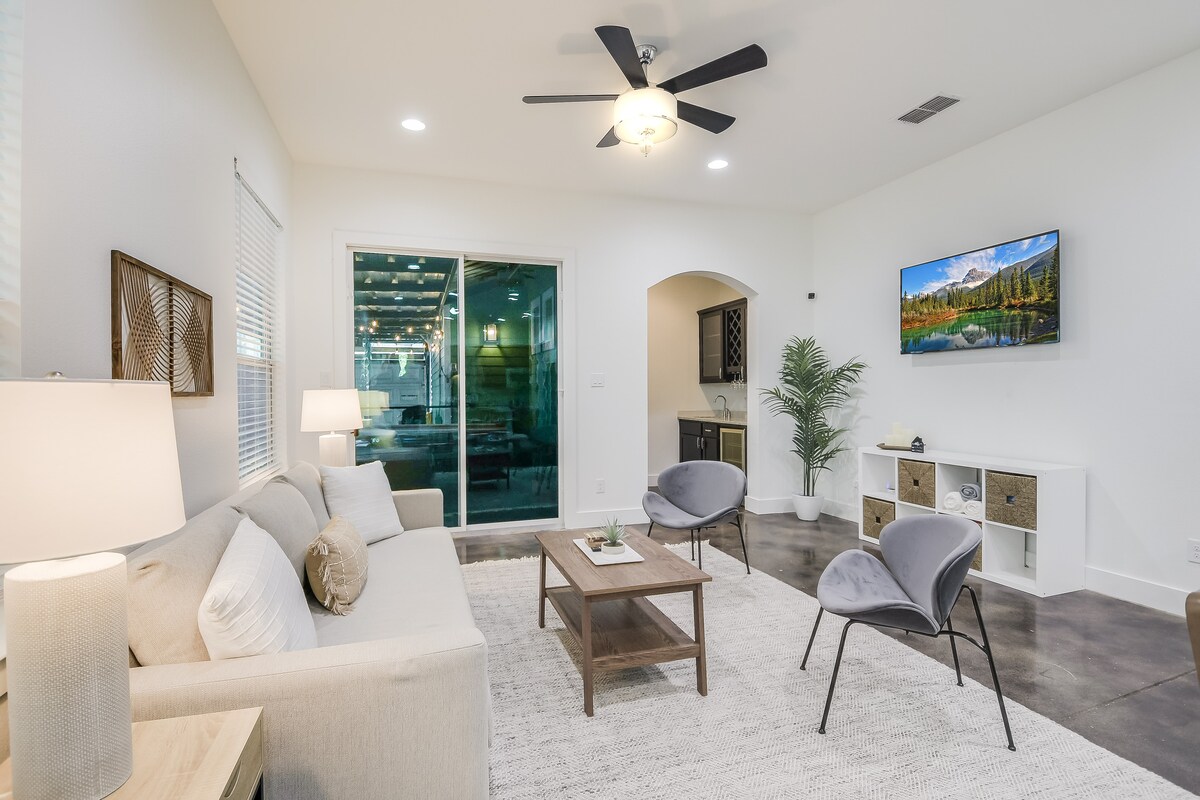 Top performing Airbnb: Kendall by the Pearl & Riverwalk w/ Hot/Cool Tub! in Tobin Hill