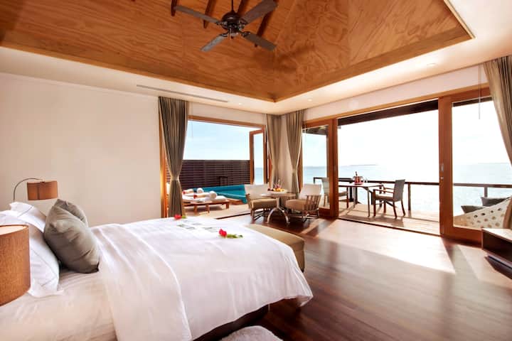 غرفة نوم بإطلالة على البحر 