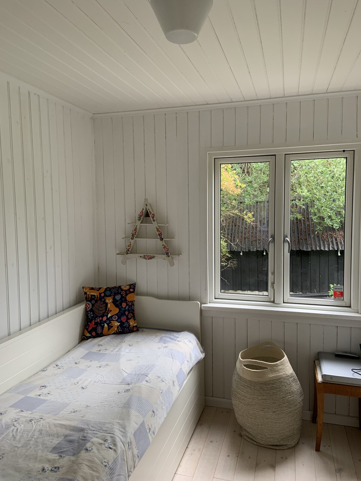 חדר שינה 2 עם ספה נפתחת שאפשר לפנות למיטה לשני אנשים. 