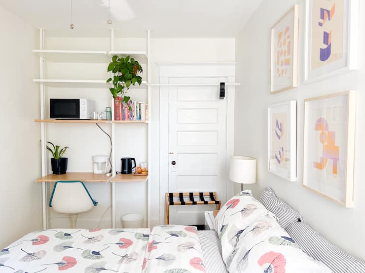 Ეს არის AirBnB სტუმრების საძინებელი ტელევიზორით Netflix-ით, სამუშაო მაგიდით, მინი მაცივრით, მიკროტალღური ღუმელით, ჩაიდნით, ჭურჭლით, ტყუპი საწოლით, ჩემოდნის სადგამით, ტანსაცმლის დასაკიდი ადგილით, სამუშაო მაგიდით და ცალკე სააბაზანოთი უნიტაზით, ნიჟარით, დიდი სარკითა და საშხაპით. 