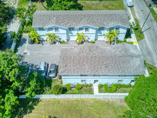 Up to 30 Guests in 3 New Townhomes in Downtown FTL gallery image 3