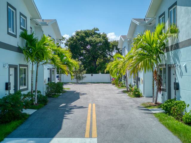 Up to 30 Guests in 3 New Townhomes in Downtown FTL gallery image 2