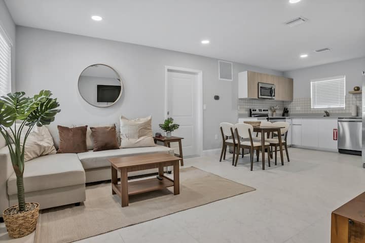 Up To 30 Guests In 3 New Townhomes In Downtown Ftl - Hollywood, FL