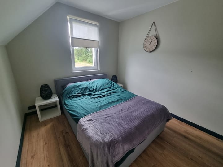 ห้องชั้นบนมีเตียงคู่