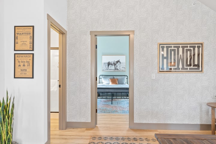 الشقة العلوية التي تطل على غرفة النوم العلوية 