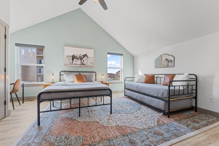 غرفة نوم علوية - سرير بحجم كوين وسرير نهاري يتسع لتوأم إذا لزم الأمر 