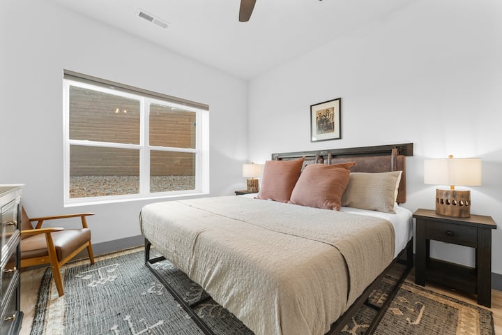 غرفة نوم بسرير كبير #5