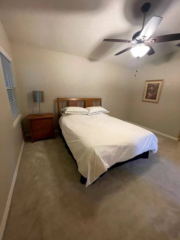 Camera da letto principale con letto matrimoniale e bagno annesso 