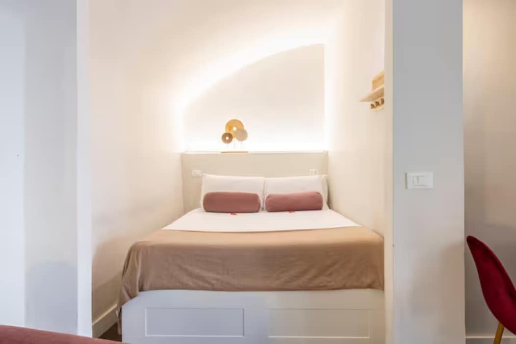 Кревет кој ќе ве пречека да се одморите длабоко и да се опуштите, по еден ден посета на споменици и музеи на Вечниот град.
Локацијата на креветот е многу карактеристична, под старите римски тавани.