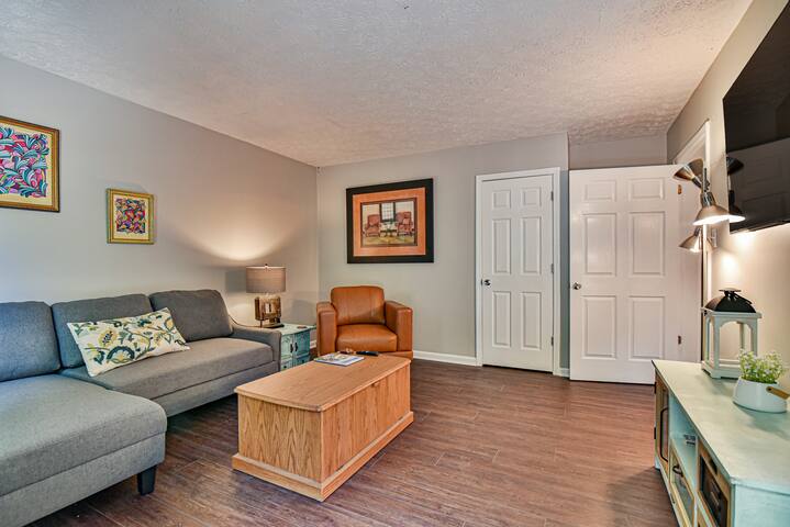 Indoor Hot Tub & fire pit, 6 mi to downtown AVL gallery image 3