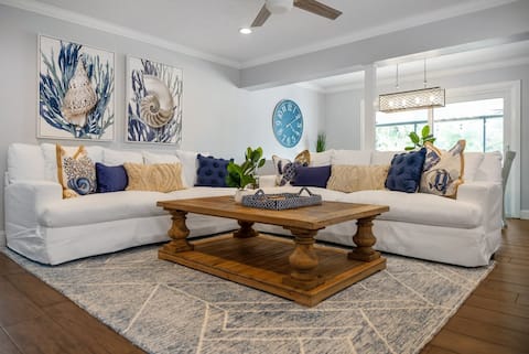 Top performing Airbnb: Coastal Retreat w/ Porch, Games, Pet Friendly! in Naples Park