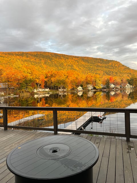 NEWLY Modernized, Lakefront Home sleeps 8 in 4 BR