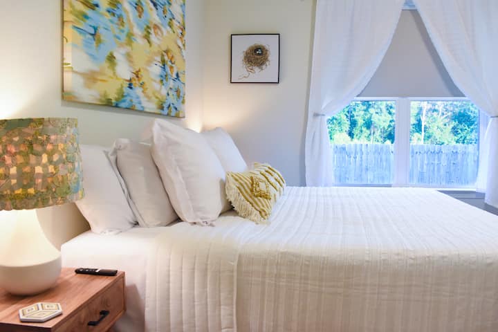 استرخ بعد يوم طويل من استكشاف تايلر. 