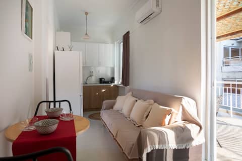 Top performing Airbnb: Silk Mill Sunny Studio, Centre in αγ.κων/νοσ πλ.βαθησ