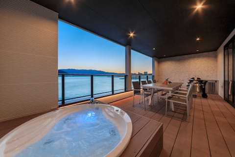 New! A stylish new villa where you can experience an extraordinary time as if floating on the sea