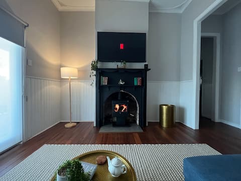 Broadway Cottage Airport/CBD/Train/Wineries Nearby