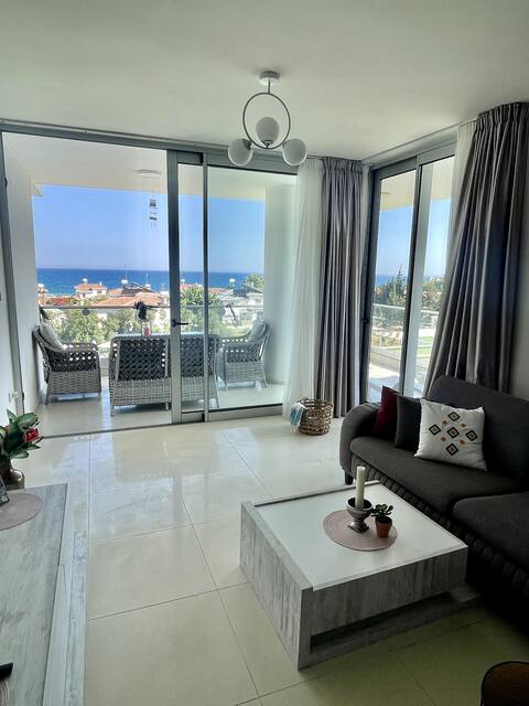 Sea Breeze Apartment by the Sea