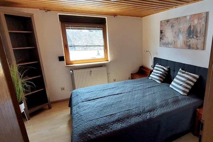 ห้องนอน 1 เตียงคู่แบบบ็อกซ์สปริง