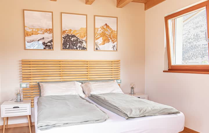 Ორადგილიანი საძინებელი, რომელიც ყოველთვის მთებს გადაჰყურებს.