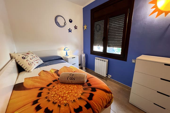 Habitació amb llit de 90x200cmm. Apte per a adults o nens.