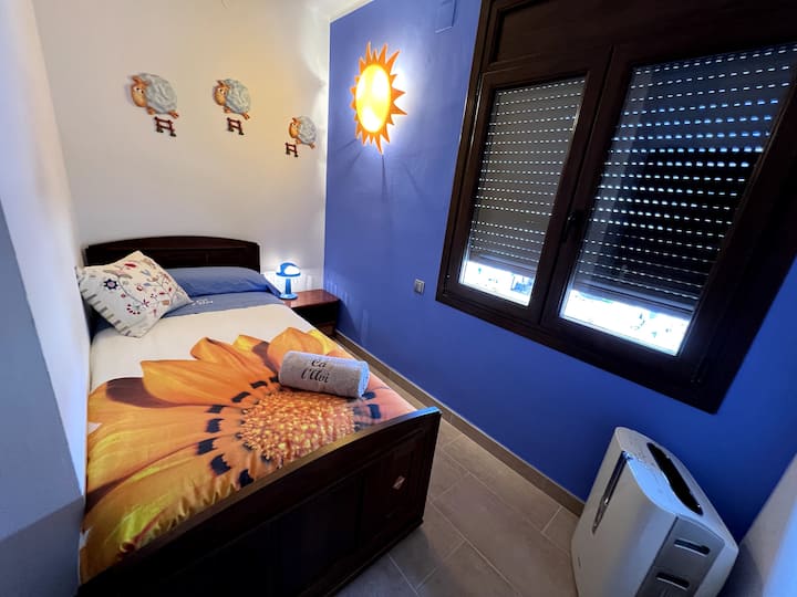 Habitació amb llit de 90x200cmm. Apte per a adults o nens.